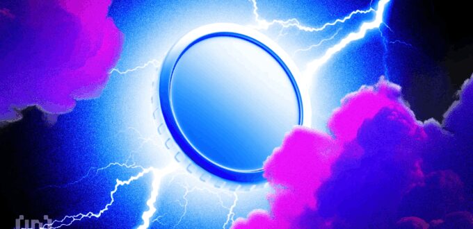 digital-asset-stocks-diverge:-circle-rises-and-microstrategy-stalls